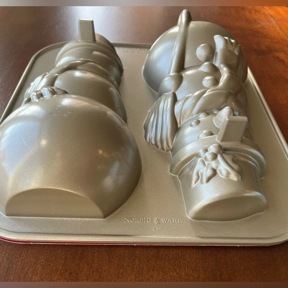 NWT - Williams-Sonoma Festive Snowman Cake Pan Nordic Ware